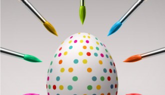 uovo di Pasqua con pennelli – creative Easter egg with brushes